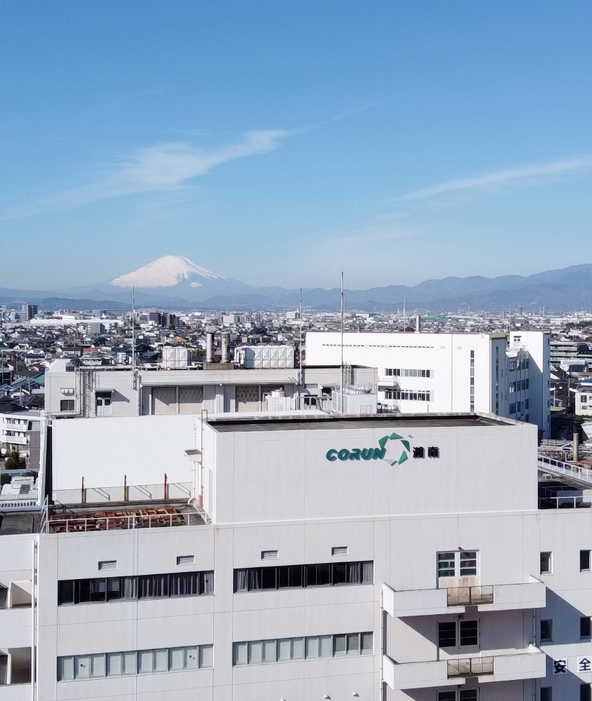 社屋と遠方に富士山